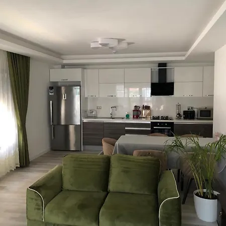 Denize Yakin Uc Arti Bir Lux Apartment